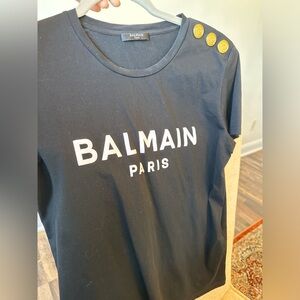 Large (women’s) black balmain shirt. Worn a few times. In perfect condition.